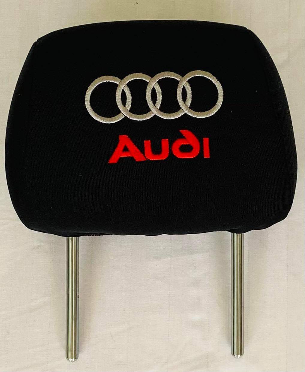 Čierne návleky na opierky hlavy s logom Audi
