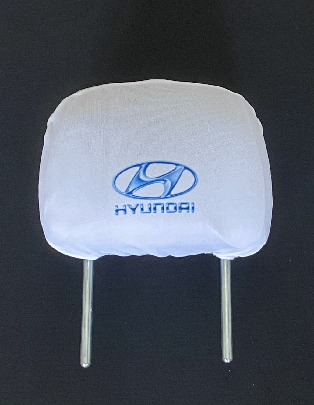 Biele návleky na opierky hlavy s logom Hyundai