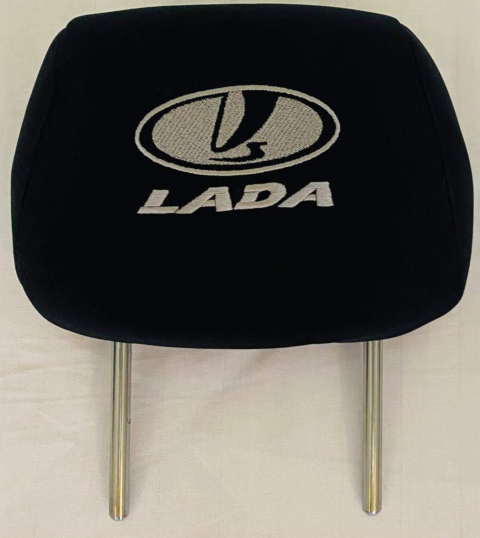 Čierne návleky na opierky hlavy s logom Lada