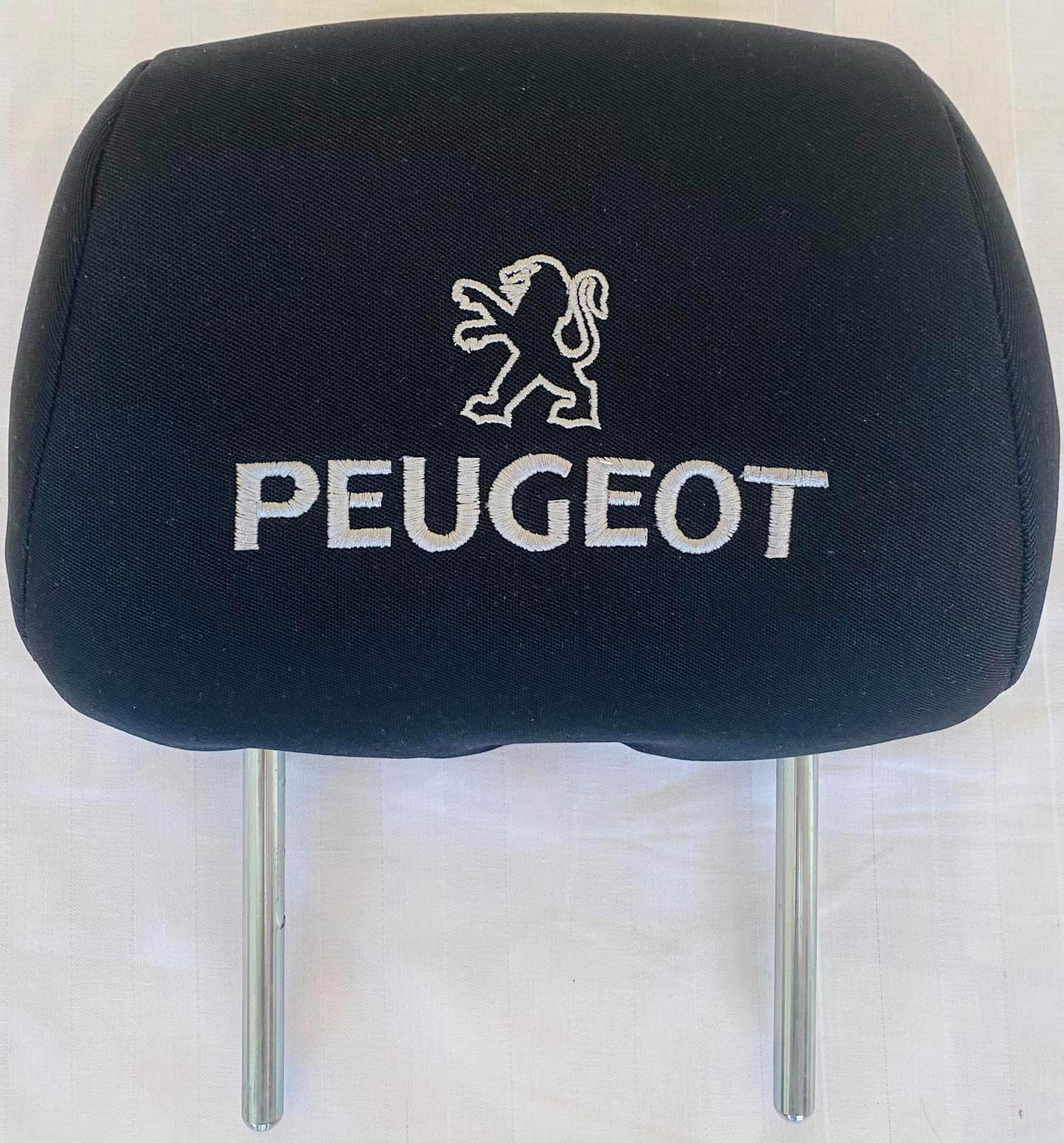 Čierne návleky na opierky hlavy s logom Peugeot