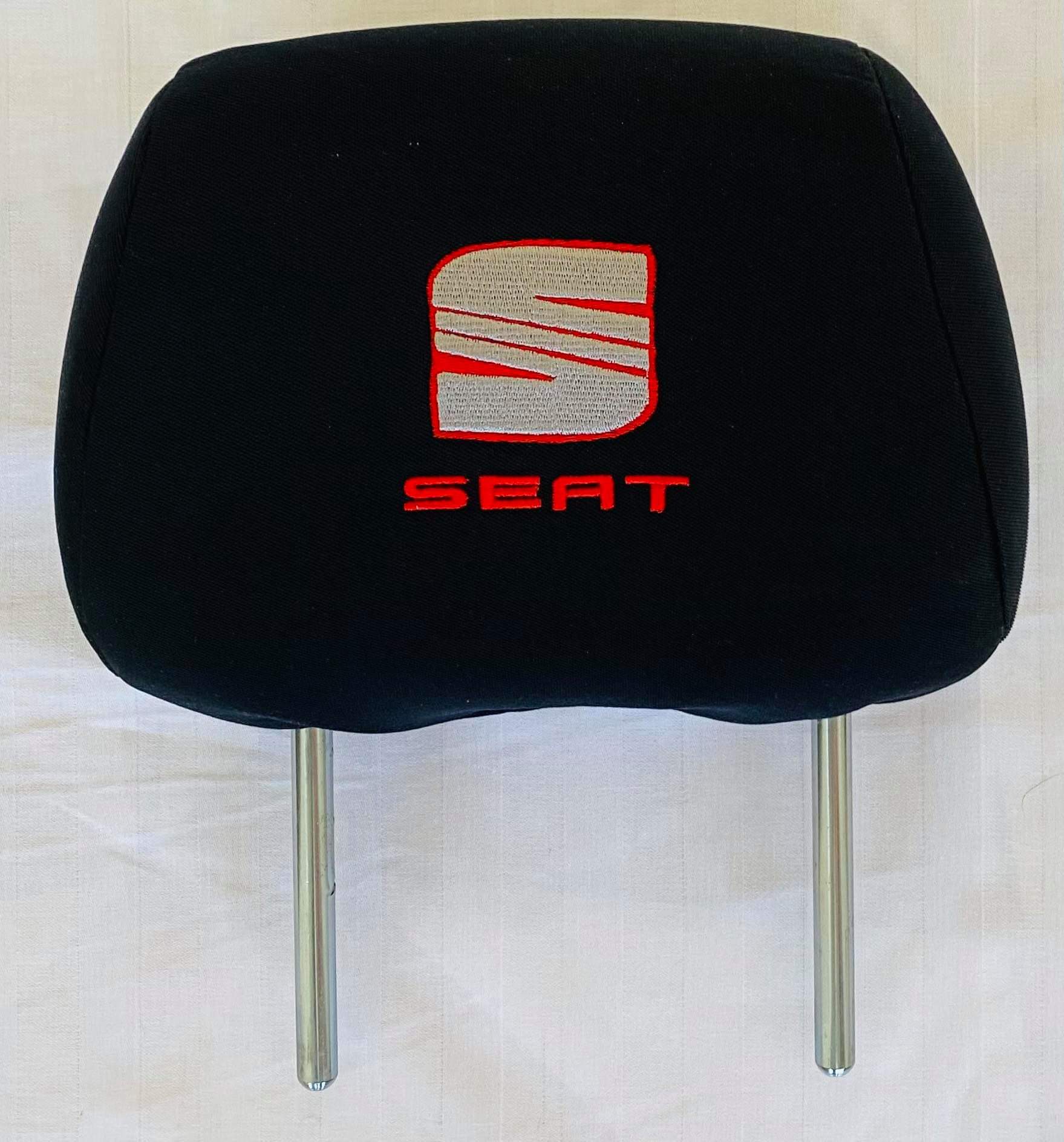Čierne návleky na opierky hlavy s logom Seat