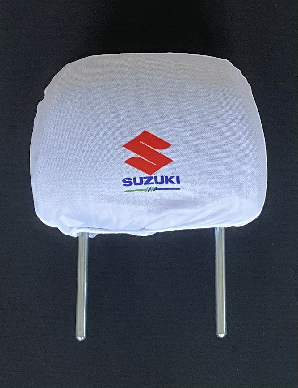Biele návleky na opierky hlavy s logom Suzuki