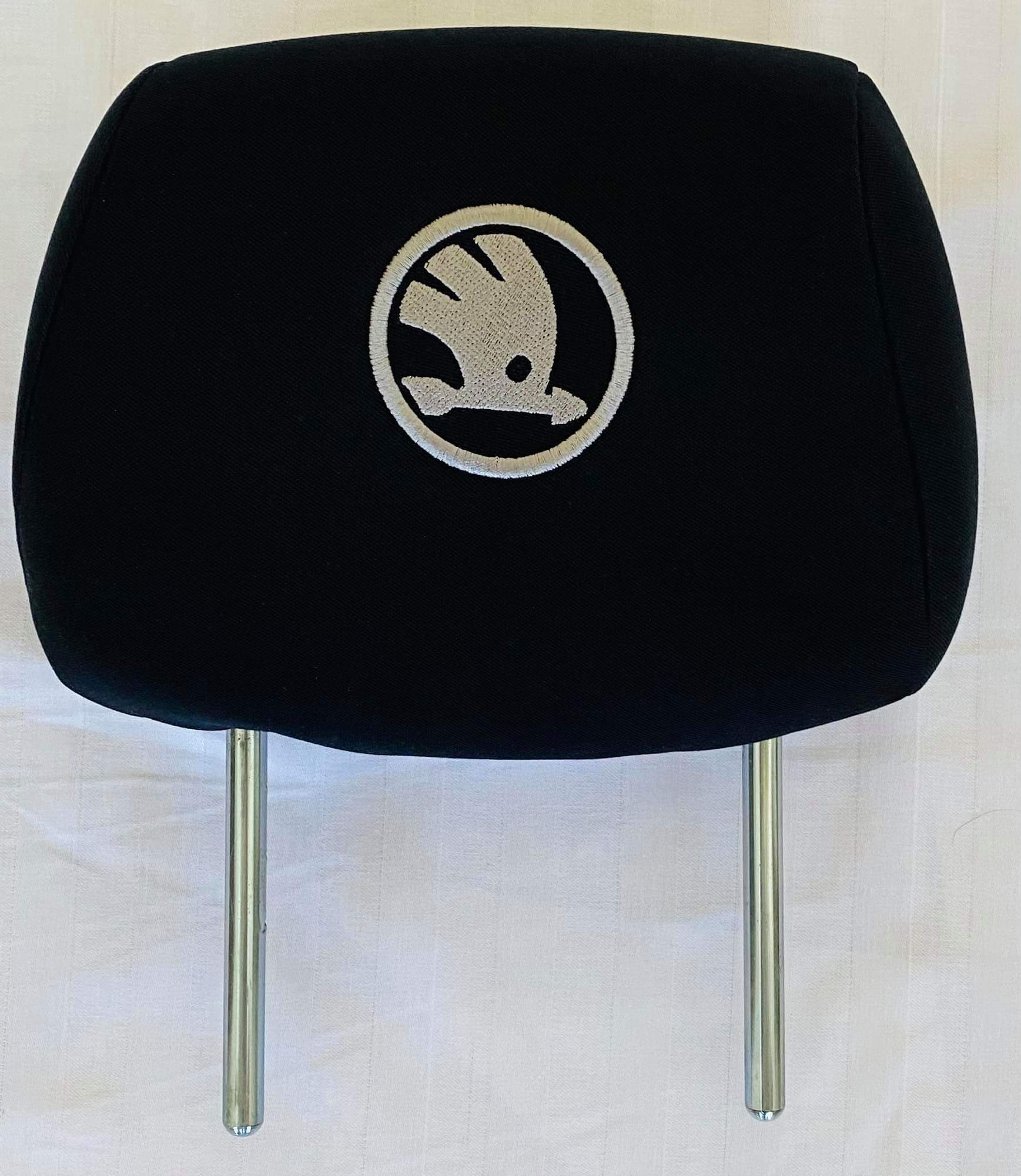 Čierne návleky na opierky hlavy s logom Škoda