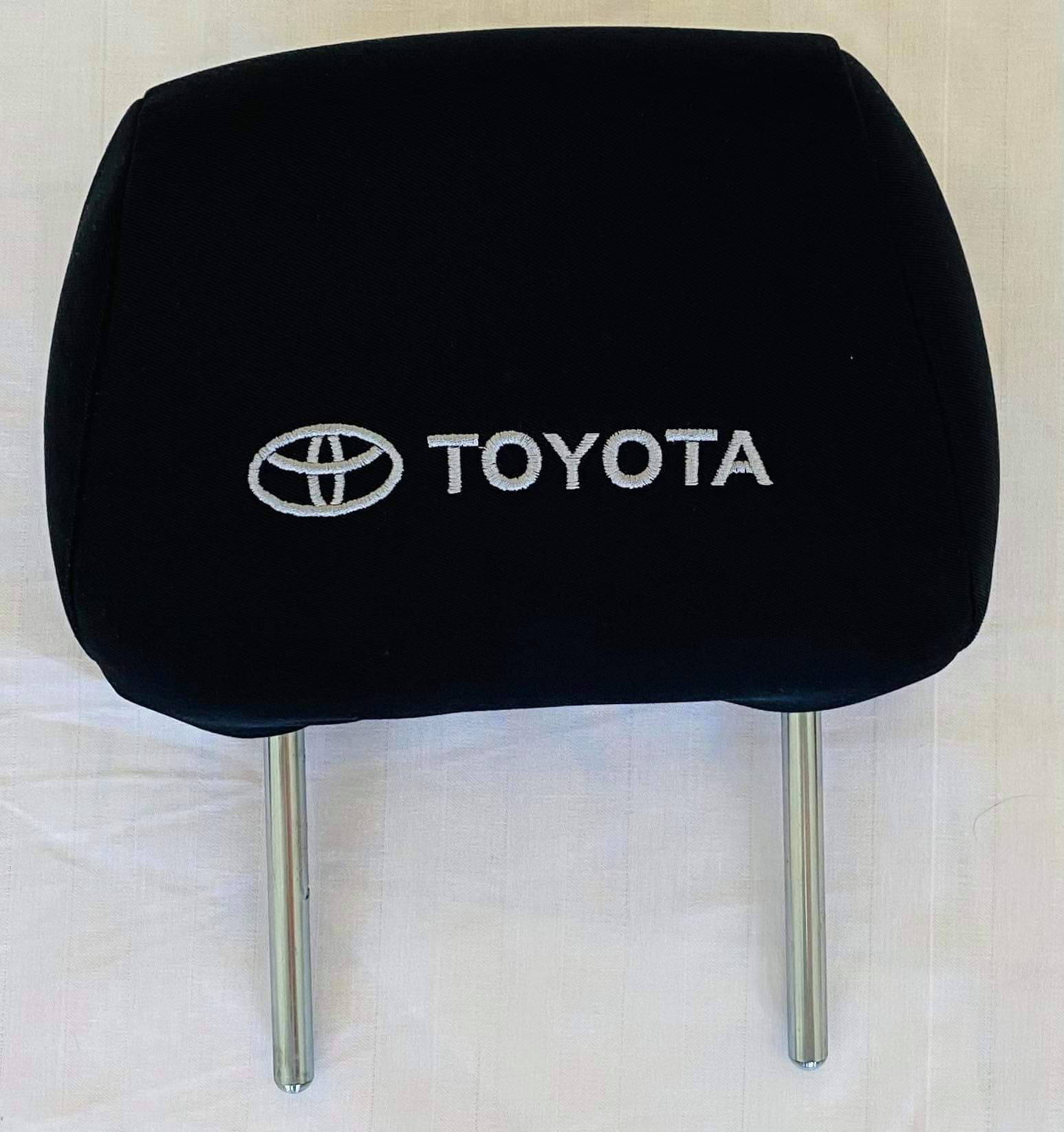 Čierne návleky na opierky hlavy s logom Toyota