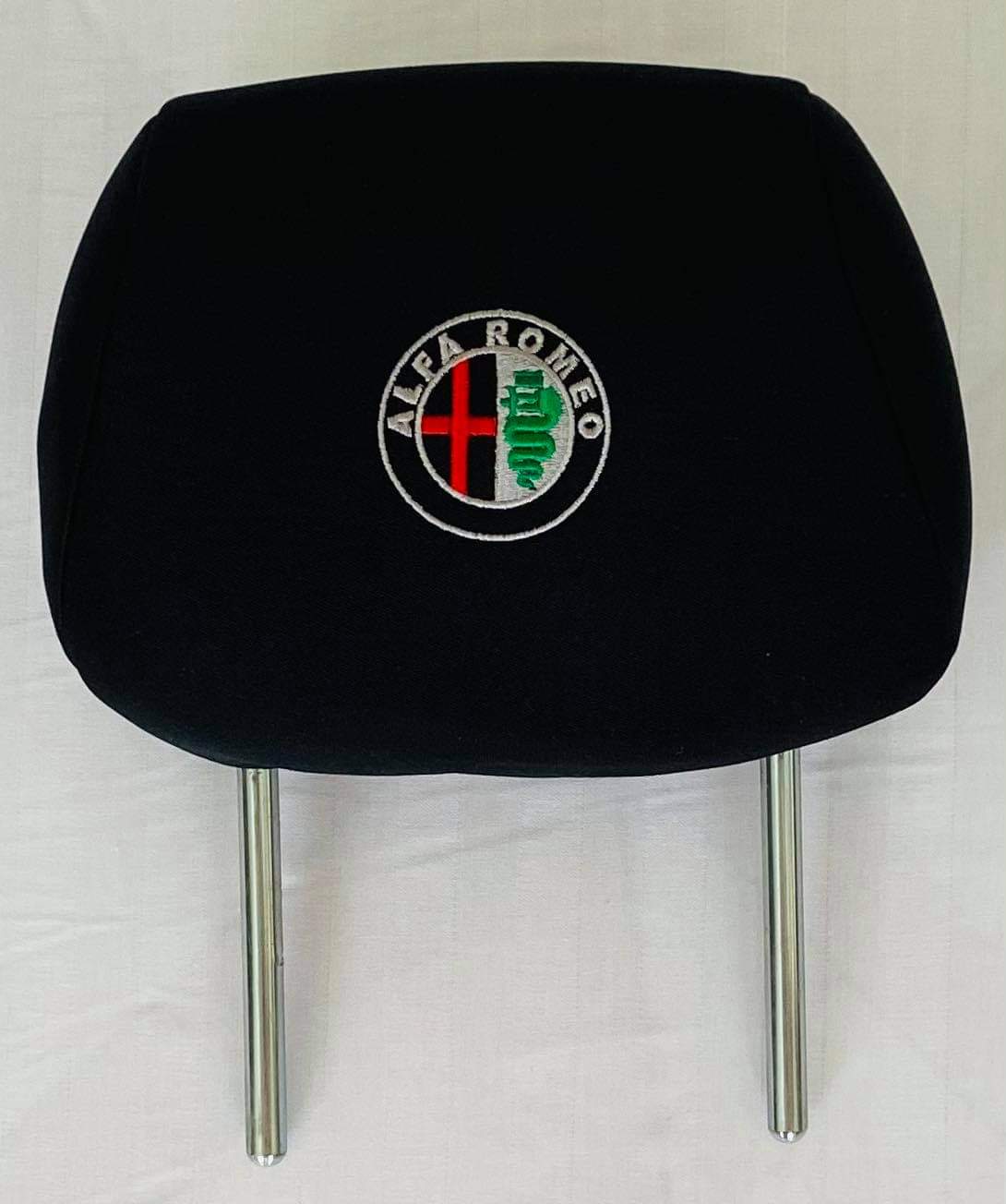 Čierne návleky na opierky hlavy s logom Alfa Romeo