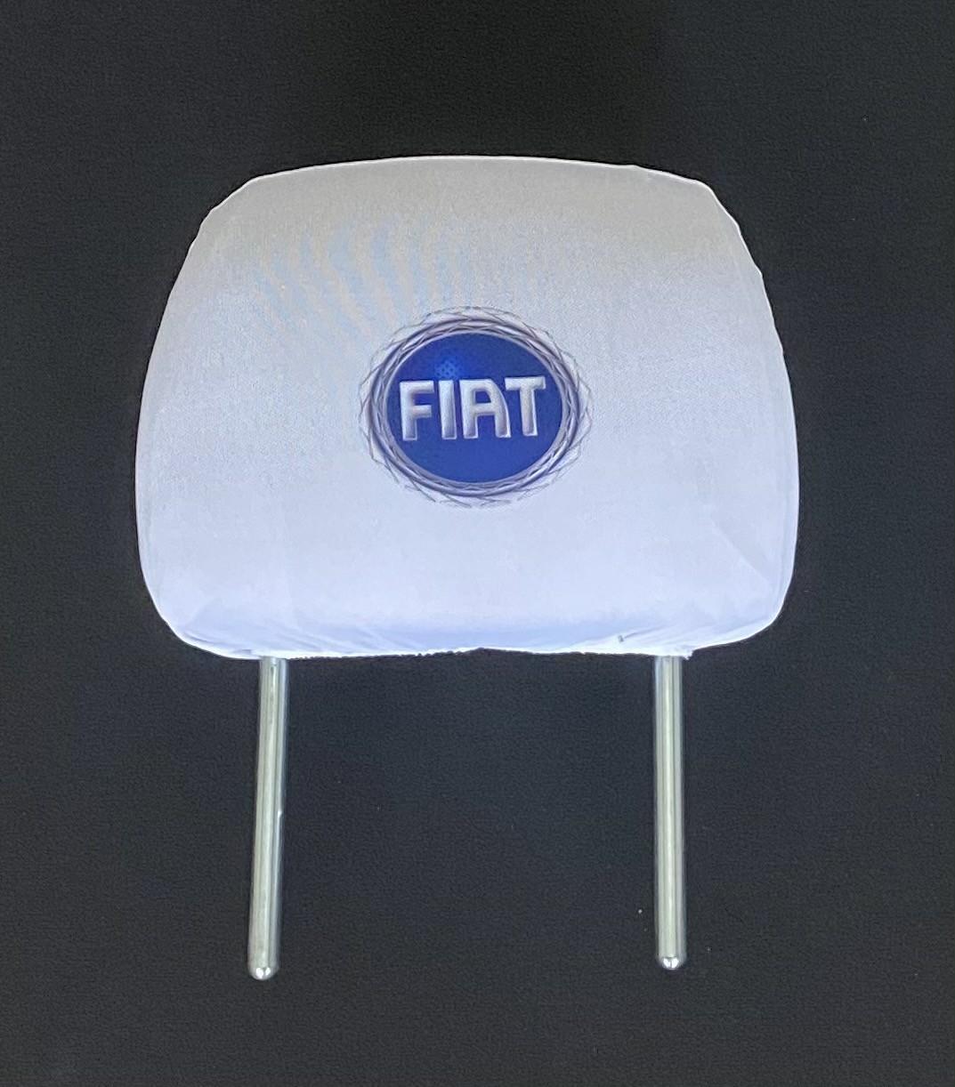 Biele návleky na opierky hlavy s logom Fiat (staré logo) 