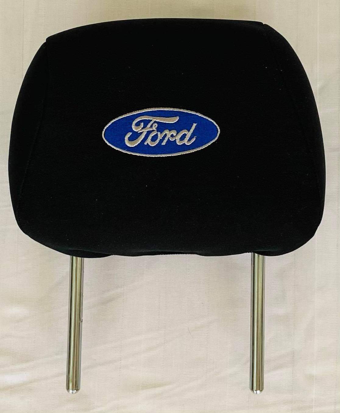 Čierne návleky na opierky hlavy s logom Ford
