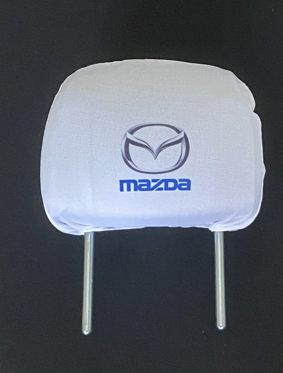 Biele návleky na opierky hlavy s logom Mazda