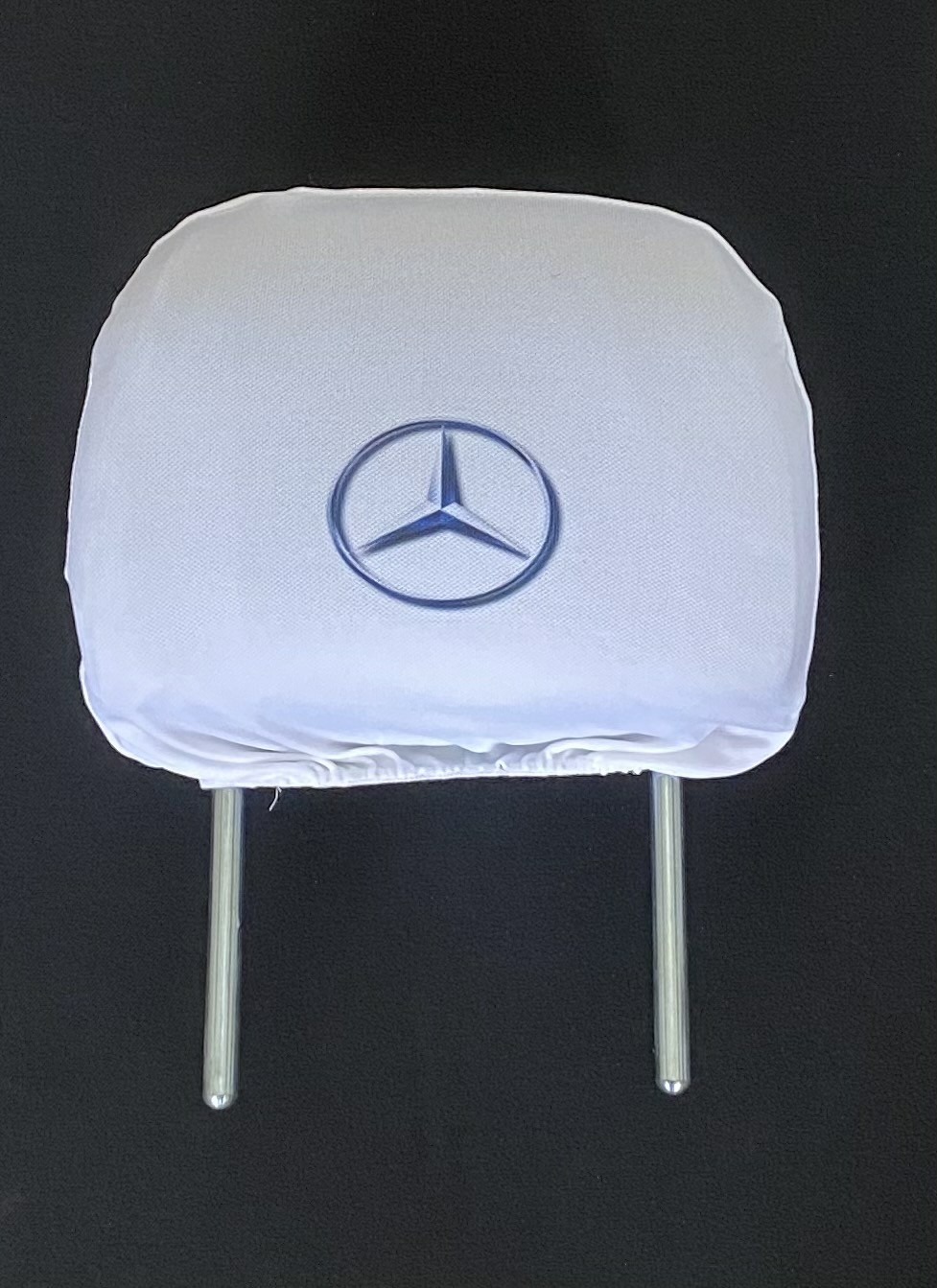 Biele návleky na opierky hlavy s logom Mercedes