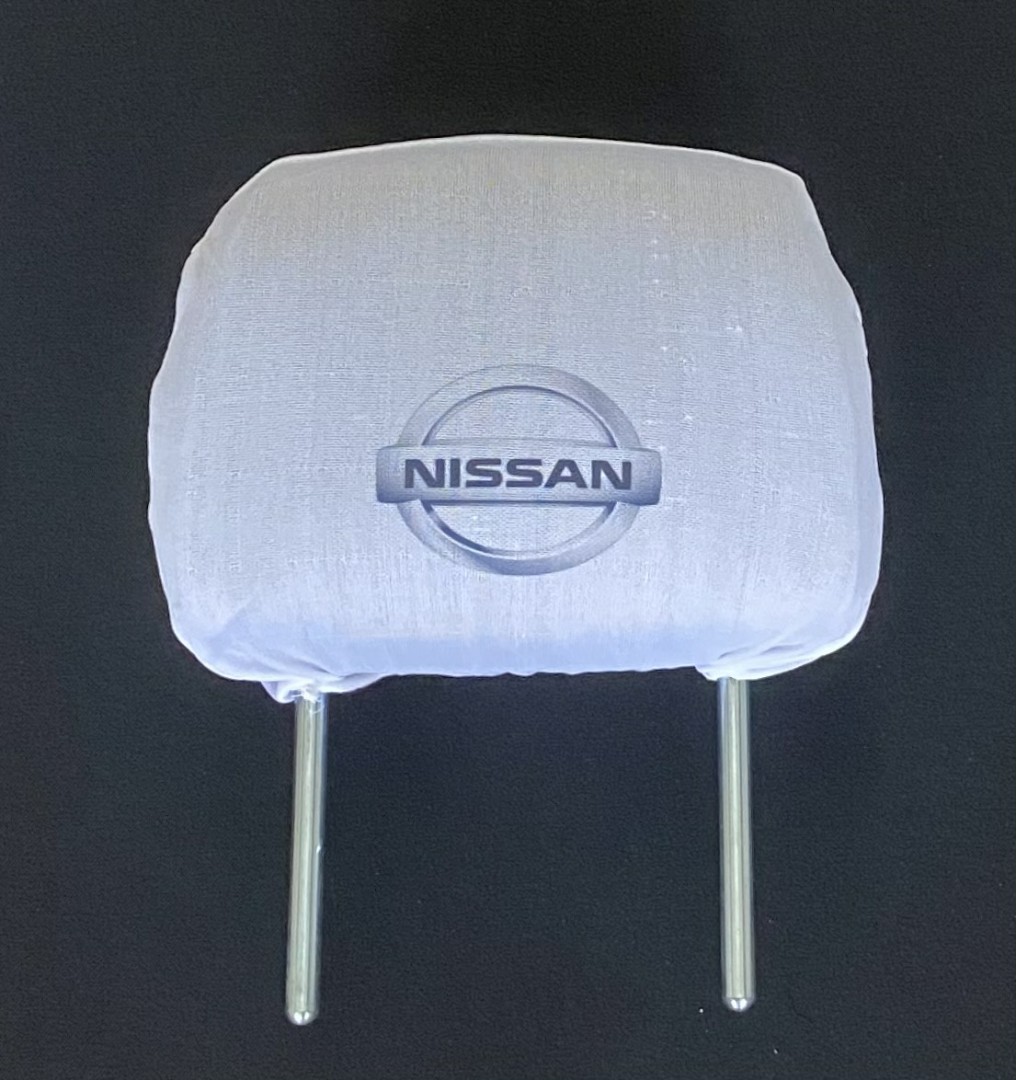 Biele návleky na opierky hlavy s logom Nissan