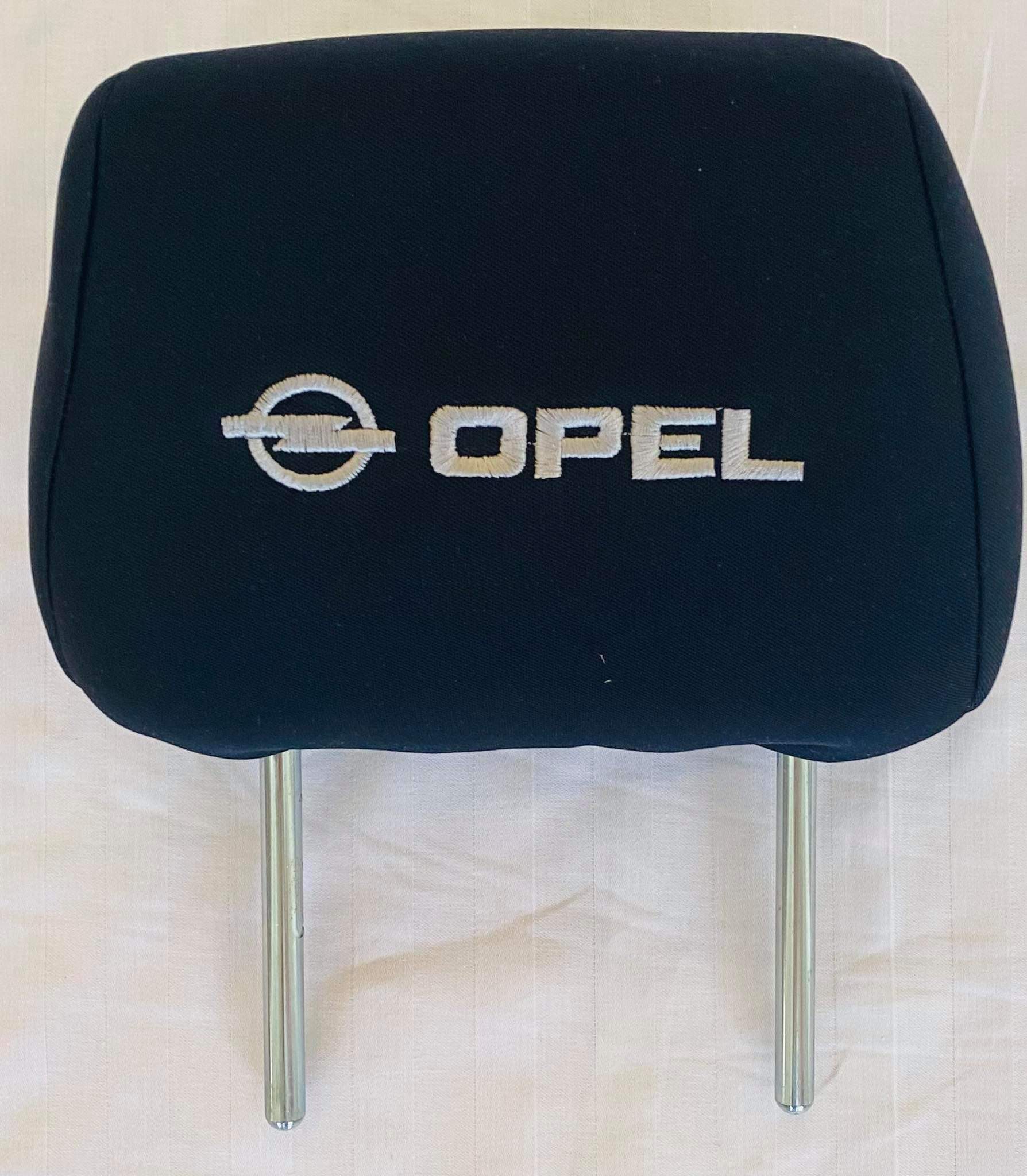 Čierne návleky na opierky hlavy s logom Opel - 2ks