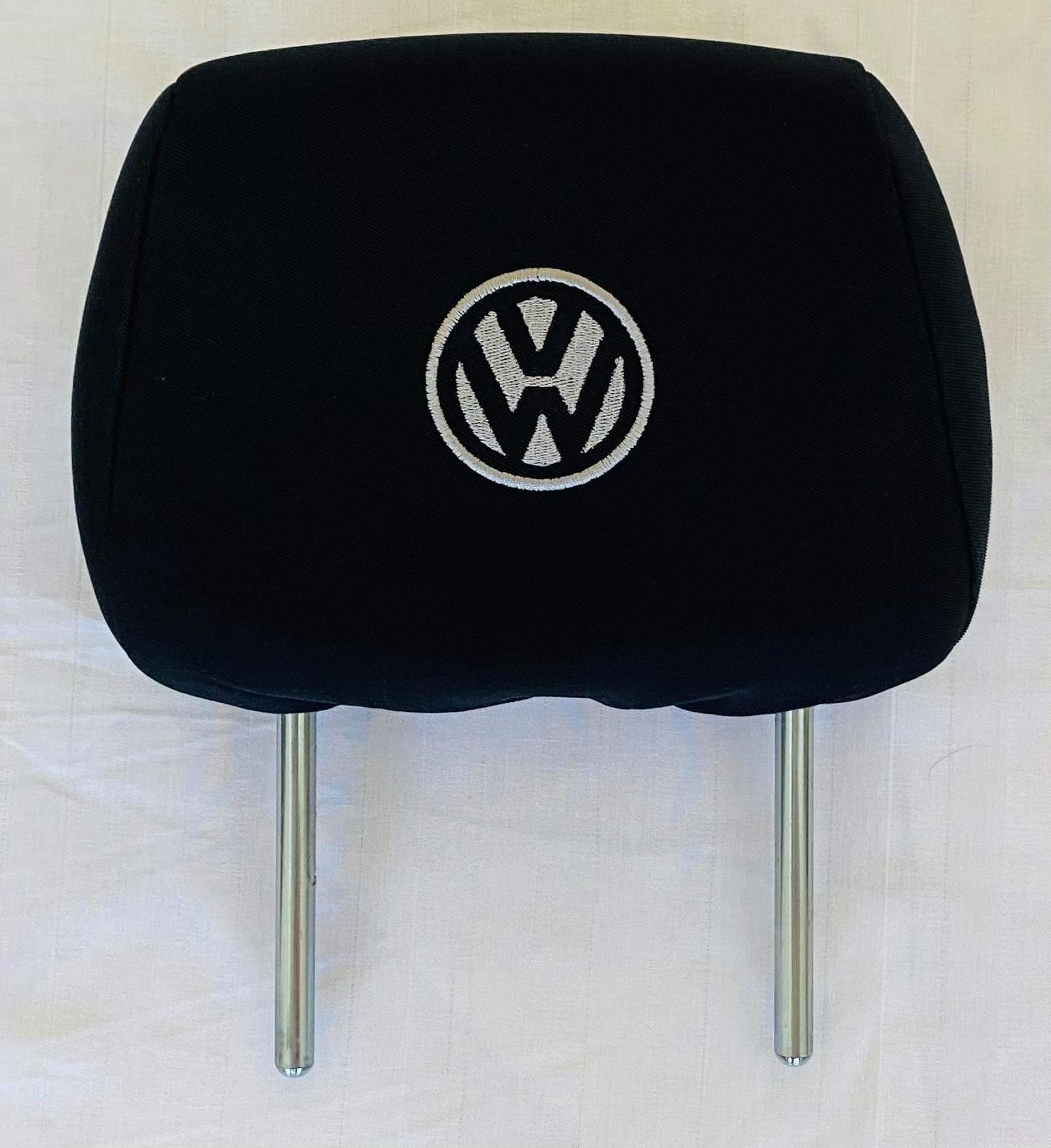 Čierne návleky na opierky hlavy s logom Volkswagen